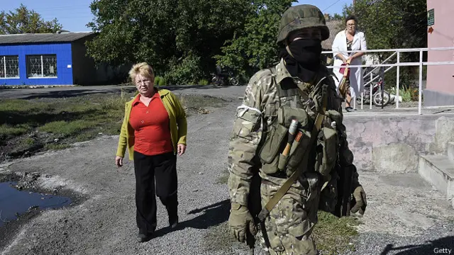 Пророссийский боевик и мирные жители