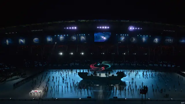 بخشی از مراسم افتتاحیه با حضور نمایندگان کشورها روی یک کشتی نمادین همراه بود