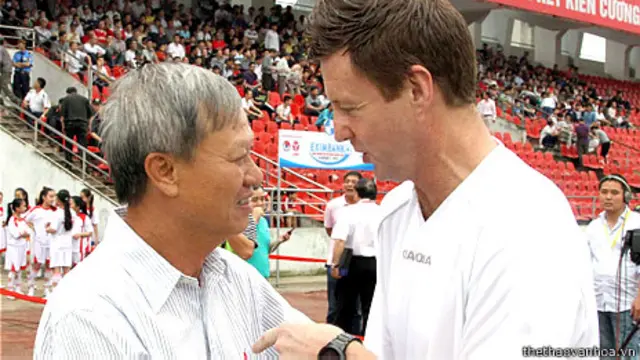 HLV Dylan Kerr và HLV Lê Thụy Hải