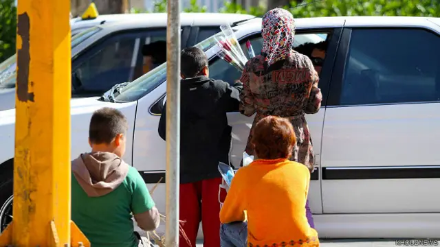 بسیاری از کودکان کار وادار به دستفروشی در خیابان میشوند