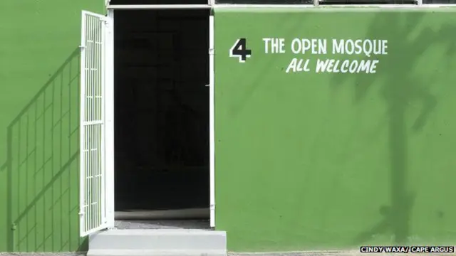جنوبی افریقہ کے اسلامی گروپوں کی تنظیم مسلم جوڈیشل کونسل کا کہنا ہے کہ وہ نئی مسجد کے قیام کے معاملے کو دیکھ رہی ہے 