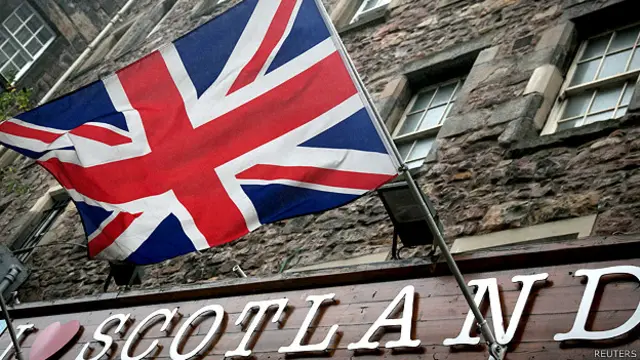 Bandera del Reino Unido junto a un cartel de Escocia