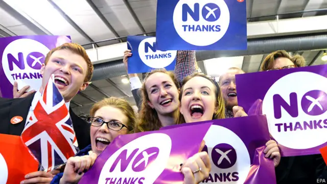Jóvenes en Escocia celebran la victoria del No