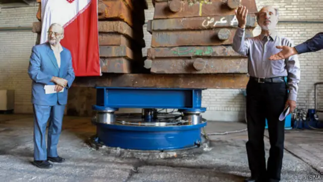 رضا منصوری و محمد جواد لاریجانی در مراسم رونمایی از یاتاقان‌های هیدرواستاتیک