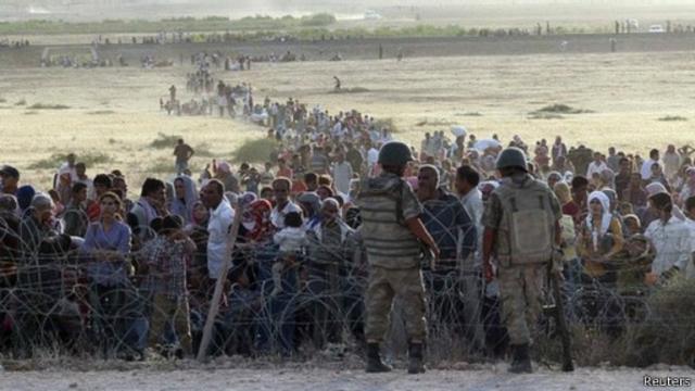 عشرات الالاف من اللاجئين الاكراد يفرون من مناطقهم شمال سوريا