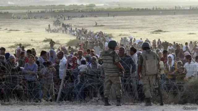 تجمع الأكراد السوريون عند تلك النقطة الحدودية منذ يوم الخميس فرارا من الاشتباكات بين مقاتلي الدولة الإسلامية والأكراد في المنطقة