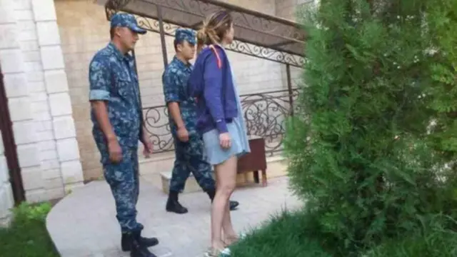 ان تازہ ترین تصاویر میں گلنارا کریموا کے ساتھ دو سیکورٹی گارڈ دکھائی دے رہے ہیں