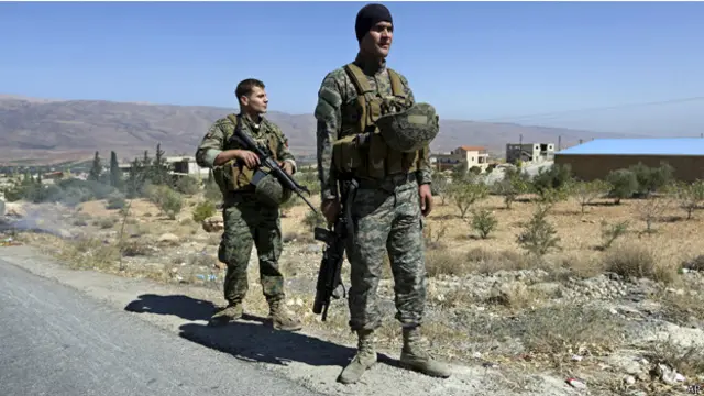 جنديان لبنانيان في بلدة عرسال