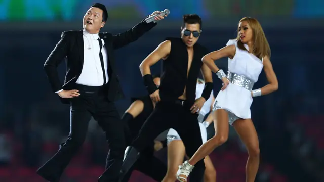 17ویں ایشین گیمز کی افتتاحی تقریب میں عالمی شہرت یافتہ گلوکار سائی نے پرفارم کیا۔ 