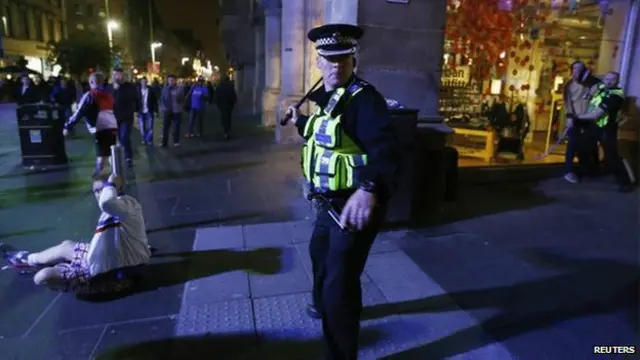 Polícia separa confronto / Crédito: Reuters