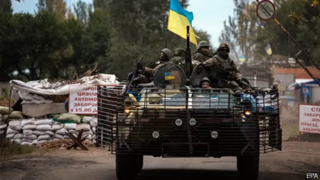 یک خودروی زرهی نیروهای اوکراینی در دونتسک، ۱۱ سپتامبر ۲۰۱۴