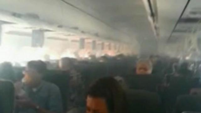 Fumaça toma conta do avião e desespera passageiros