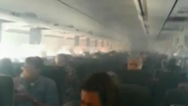 Fumaça toma conta do avião e desespera passageiros