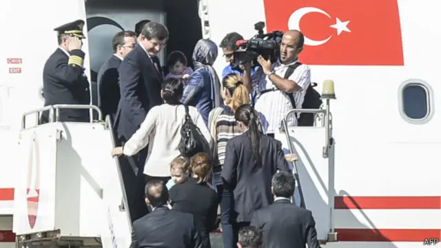 İslam Dövləti tərəfindən girov götürülən onlarla Türkiyə vətəndaşı ötən şənbə vətənə qayıdıblar.