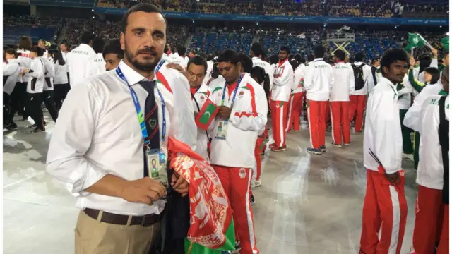 ریس احمدزی د افغانستان د کرېکټ الف لوبډلې د روزونکو د ډلې مشري پر غاړه لري.