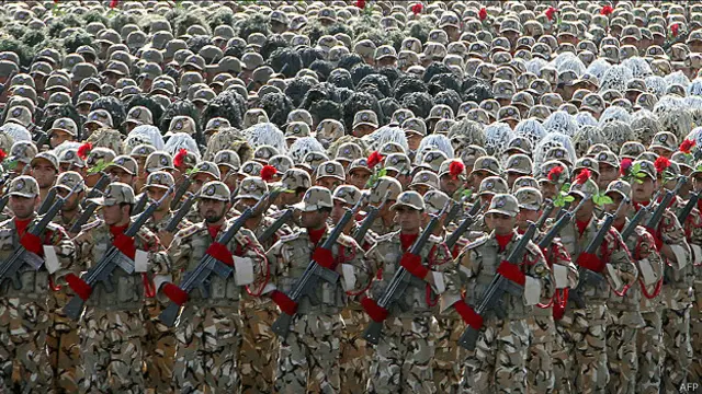 هر ساله در سالگرد شروع جنگ هشت ساله با عراق نیروهای نظامی در شهرهای مختلف ایران رژه می روند