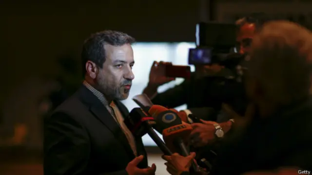 عباس عراقچی در حاشیه مذاکرات هستهای در نیویورک در جمع خبرنگاران حاضر شد