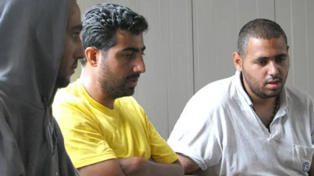 جب مسافروں نے چھوٹی کشتیوں میں سوار ہونے سے انکار کیا تو سمگلروں نے بڑی کشتی کو ڈبو دیا