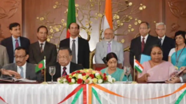 নালন্দা বিশ্ববিদ্যালয় স্থাপনকল্পে এক সমঝোতা স্মারক সই অনুষ্ঠানে বাংলাদেশের পররাষ্ট্রমন্ত্রী এ এইচ মাহমুদ আলী ও ভারতের পররাষ্ট্রমন্ত্রী সুষমা স্বরাজ। চিত্র সৌজন্য: ভারতীয় পররাষ্ট্র মন্ত্রনালয়।