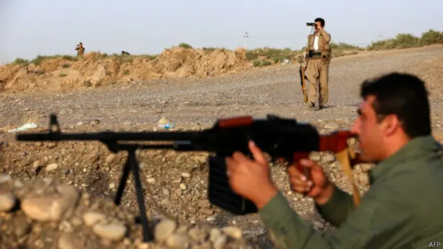 No Iraque, peshmergas fazem o combate no solo, mas na Síria, EUA não possuem aliados assim