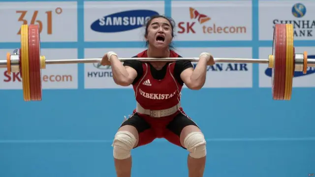 O‘zbekistonlik sportchilar Inchondagi Yozgi Osiyo O‘yinlarining birinchi kunida sportning 11 turi bo‘yicha g‘oliblik uchun kurash olib borishmoqda. O‘yinlarda O‘zbekiston hisobidagi ilk medalni esa, og‘ir atletika bahslarida Mahliyo Tog‘ayeva keltirdi. 