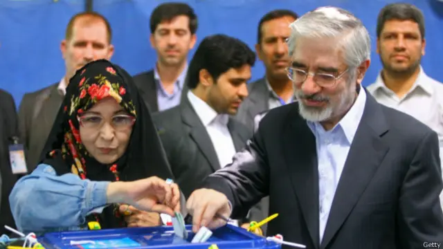 میرحسین موسوی، از نامزدهای انتخابات ریاست‌جمهوری ایران در سال ۸۸ و زهرا رهنورد، همسرش، برای بیش از سه سال در حصر خانگی بوده‌اند