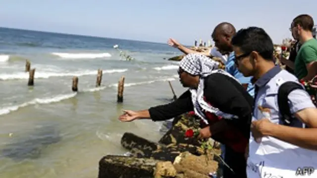 Palestinos lanzan flores al mar por los migrantes fallecidos