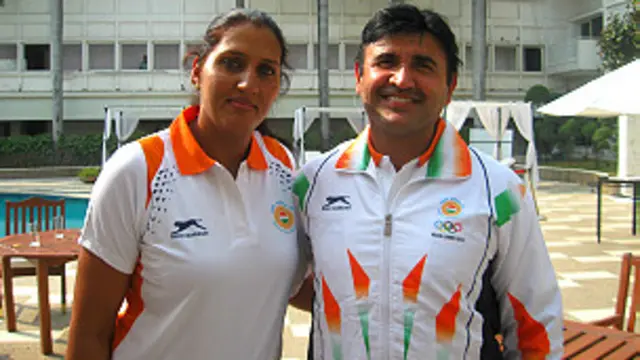 कृष्णा पूनिया अपने पति और कोच वीरेंद्र पूनिया के साथ