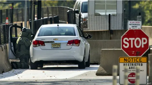 عاد المتسلل بسيارته الى مدخل البيت الابيض