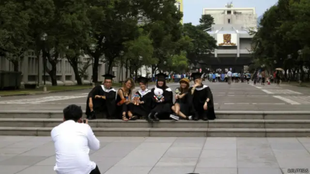一批香港中文大學畢業生在本部「百萬大道」上拍照留念（20/9/2014）