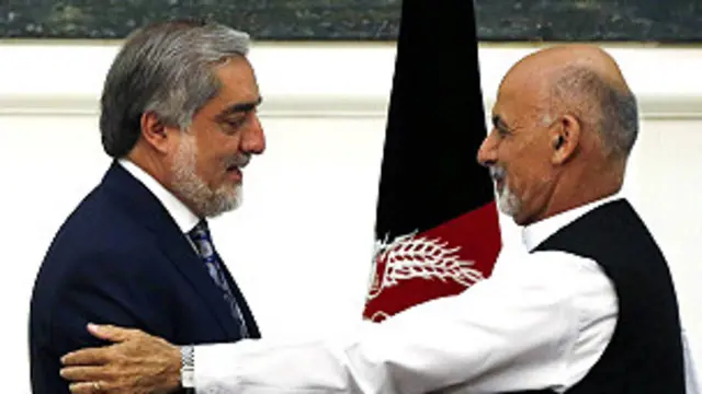 اشرف غنی احمدزی و عبدالله عبدالله پس از هفتهها گفتوگو دیروز موافقتنامه دولت وحدت ملی را امضا کردند