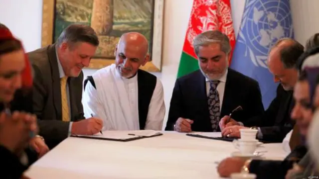 سند موافقتنامه تشکیل دولت وحدت ملی از سوی نماینده سازمان ملل در افغانستان و سفیر آمریکا در این کشور نیز امضا شد.