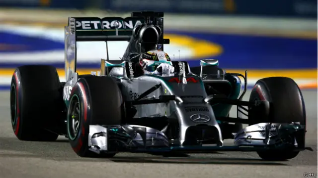 Hamilton tak terbendung sejak melesat dari posisi awal.