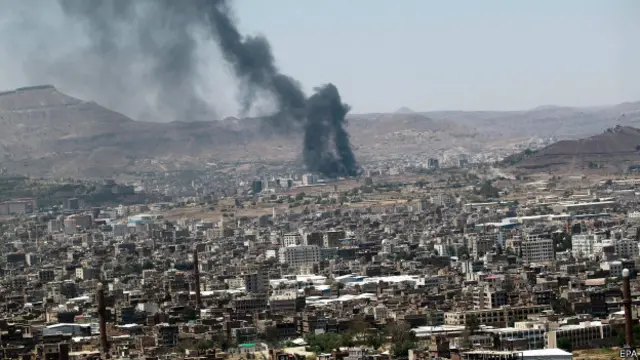 Asap membumbung di Sana'a, ibukota Yaman, yang digempur milisi Syiah yang datang dari pegunungan.