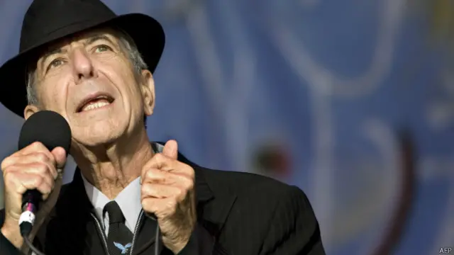 Вынужденно вернувшийся на сцену Леонард Коэн в 2008 году выступил на фестивале Гластонбэри