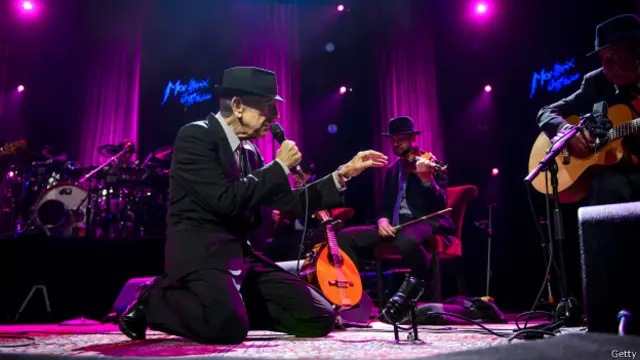 Стареющий Коэн в простеньком костюме и неизменной шляпе стал собирать залы, о которых в пору своего расцвета он и мечтать не мог