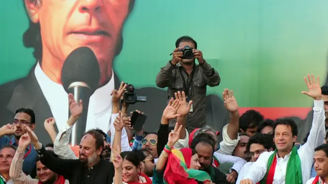 عمران خان اسلام آباد میں اپنا دھرنا چھوڑ کر کراچی پہنچے تھے جہاں لوگوں نے ان کا والہانہ استقبال کیا