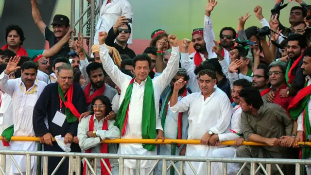 عمران خان نے اساتذہ، پولیس اور عدلیہ میں اصلاحات کی بات کی اور کہا کہ ان طبقعات کو مراعات دینا لازمی ہے۔