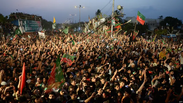 تحریک انصاف کے اس جلسے میں بھی لوگوں کا جوش و خروش دیدنی تھا اور وہ تحریک انصاف کے ترانوں پر خوب محظوظ ہوتے رہے۔