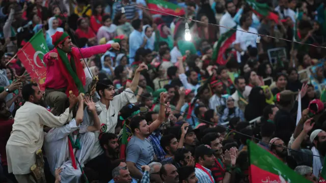 عمران خان کے جلسے میں لوگوں کی ایک بڑی تعداد نے شرکت کی جس میں خواتین بھی خاص بڑی تعداد میں شامل تھیں۔