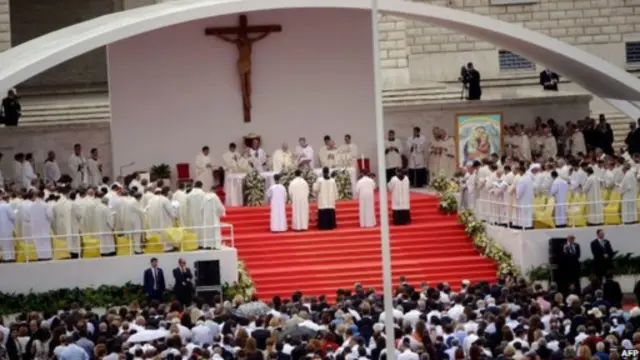 有數萬名阿爾巴尼亞人參加了教宗主持的彌撒。