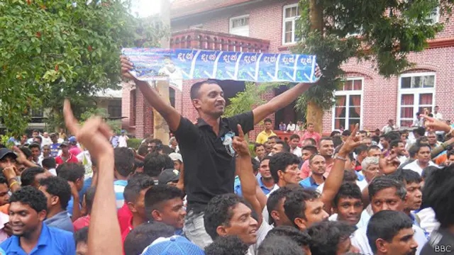 හරින් ප්‍රනාන්දු ත්‍රී රෝද රථයක නැගී පිටත්ව යාමෙන් පසුවයි අනුර විදානගමගේ ජයග්‍රහණය සමරා ඇත්තේ.