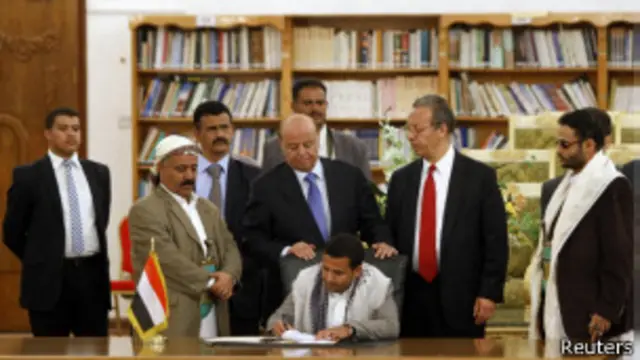 حوثی تحریک کے سربراہ حسین العزی (بیٹھے ہوئے) امن معاہدے پر دستخط کر رہے ہیں۔ ان کے پیچھے یمن کے صدر منصور ہادی کھڑے ہیں
