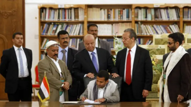 د حوثي تحریک مشر حسین العزي(ناست کس) د سولې هوکړه لاسلیکوي او شاته یې د یمن ولسمشر منصور هادي ولاړ دی