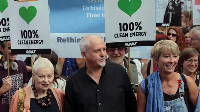 La diseñadora británica Vivienne Westwood, el músico Peter Gabriel y la actriz Emma Thompson en Londres