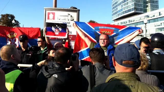 Активисты с флагами "Новороссии"