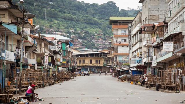 Calles desiertas en Freetown, Sierra Leona
