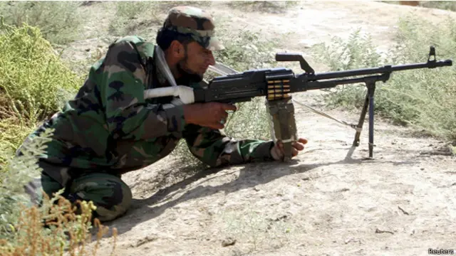 كان مسلحو تنظيم الدولة الإسلامية قد فرضوا حصارا على المنطقة حيث أطلق الجنود نداءات استغاثة يوم أمس مع قرب نفاد مؤنهم وذخيرتهم