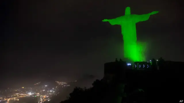 Cristo Redentor iluminado de verde | Foto: AP