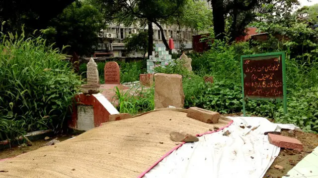 سنہ 1971 کی مردم شماری کے زمانے میں دہلی وقف بورڈ کی فہرست کے مطابق یہاں 488 قبرستان تھے